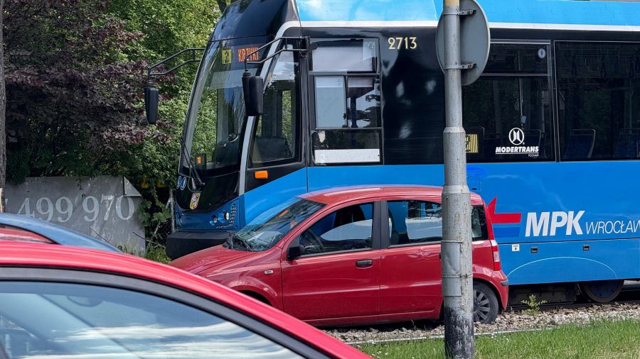 Zderzenie osobówki i tramwaju we Wrocławiu (fot. J. Piejdak/ TVP3 Wrocław) 