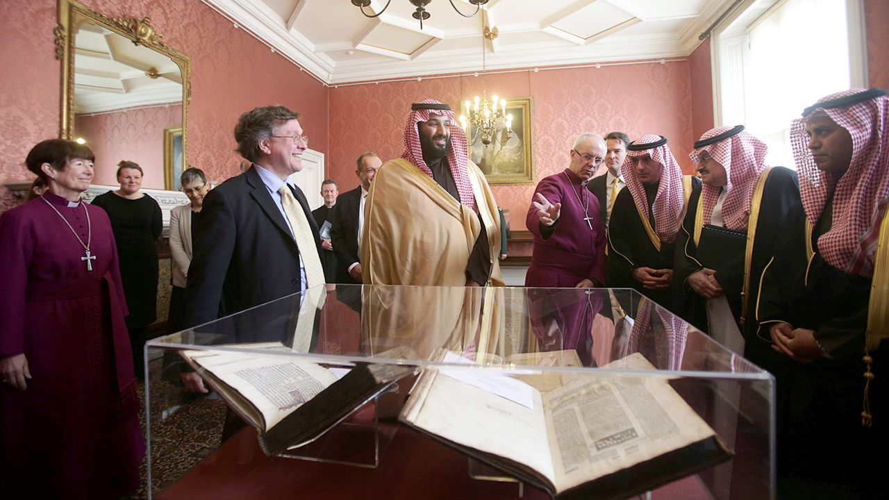 Brytyjski arcybiskup Canterbury Justin Welby pokazuje księciu Arabii Saudyjskiej Mohammedowi bin Salmanowi wczesne teksty z religii chrześcijańskiej, muzułmańskiej i żydowskiej z kolekcji biblioteki Lambeth Palace podczas prywatnego spotkania w Londynie (FOT. REUTERS/Yui Mok/Pool)