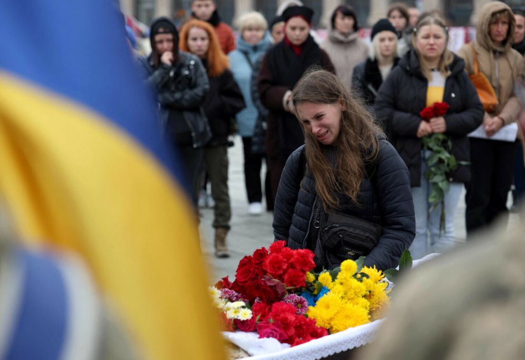 Здымак мае ілюстрацыйны характар. Жалобная цырымонія развітання з добраахвотнікам асобнага дэсантна-штурмавога батальёну ЗСУ «Карпацкая Січ» Андрэем Раманюком на Майдане незалежнасці ў Кіеве, Украіна. 1 лістапада 2024 года. Фота: Anatolii Stepanov / AFP / East News