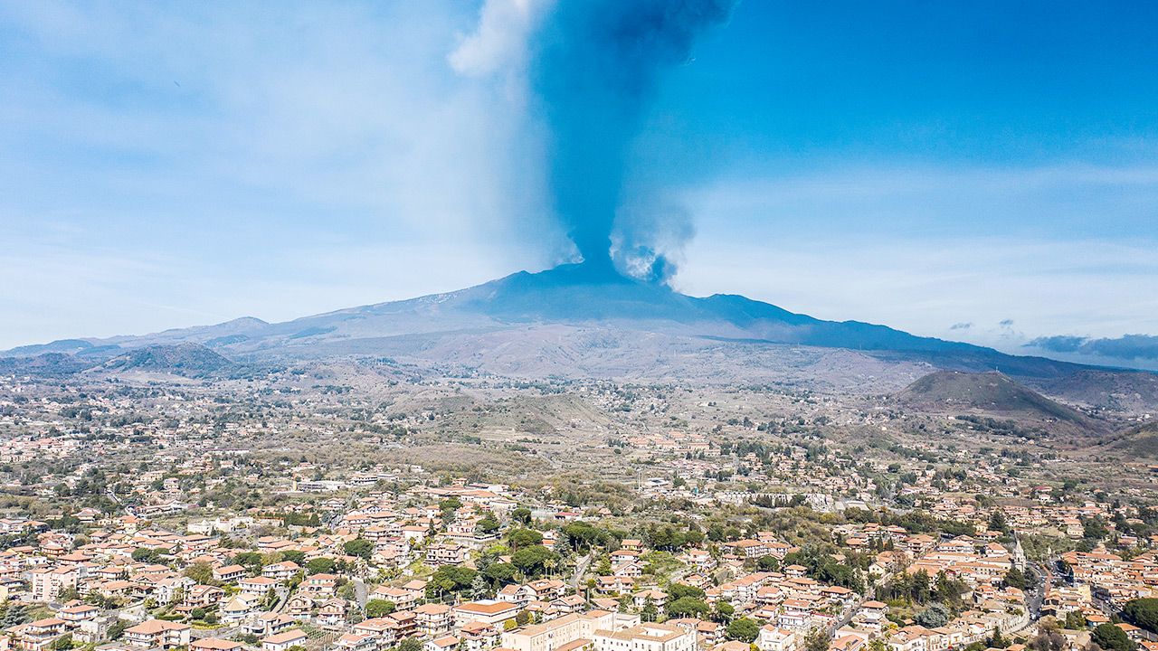 Wielka chmura dymu nad Etną na Sycylii (fot. Fabrizio Villa/Getty Images) Wielka chmura dymu nad Etną na Sycylii (fot. Fabrizio Villa/Getty Images)