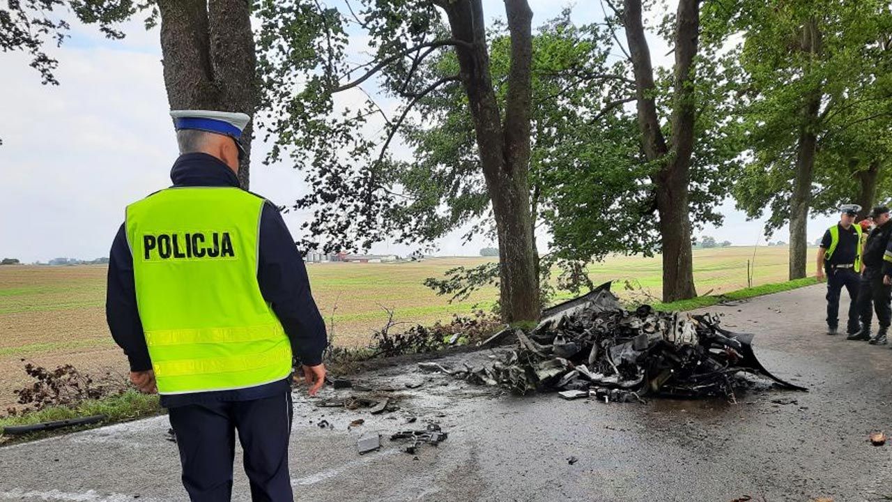 Tragedia na DW 643 w okolicy Mikołajek. Zginęły dwie osoby (fot. KPP Mrągowo) Tragedia na DW 643 w okolicy Mikołajek. Zginęły dwie osoby (fot. KPP Mrągowo)