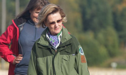Zakłada norweska królowa Sonja (w czasie odwiedzin u archeologów w 2012 roku). Fot. Ragnar Singsaas/Getty Images
