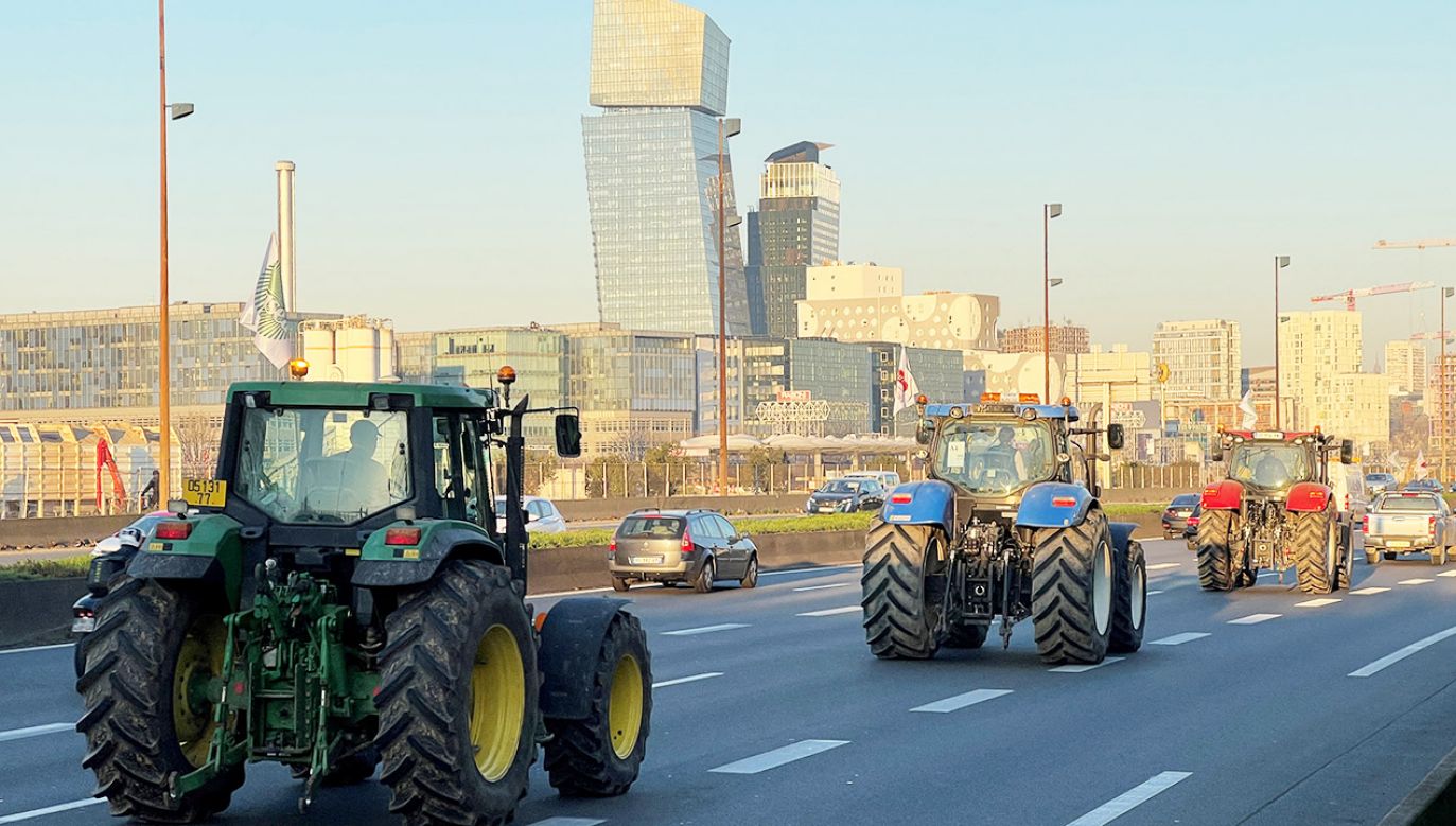 Do Paryża zbliża się około ponad 500 traktorów (fot. LUCIEN LIBERT/Reuters/Forum)