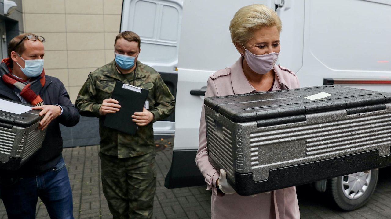 Pierwsza dama przez 5 dni w tygodniu rozwozi obiady dla Powstańców Warszawskich (fot. Grzegorz Jakubowski/KPRP) Pierwsza dama przez 5 dni w tygodniu rozwozi obiady dla Powstańców Warszawskich (fot. Grzegorz Jakubowski/KPRP)
