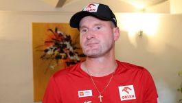 Maciej Maciusiak po sukcecie Kamila Stocha na zawodach Letniego Grand Prix w Hiznenbach. Polski skoczek zajął czwarte miejsce, najwyższe w karierze swoich występów na tym obiekcie. To daje duże nadzieje na sezon Pucharu Świata, który ma rozpocząć się w listopadzie w Lillehammer. Trener uważa jednak, że Stocha i resztę Polaków stać na jeszcze lepsze skoki w zawodach, bo tak mówiły mu treningi na obozie w Zakopanem (fot. TVP SPORT)