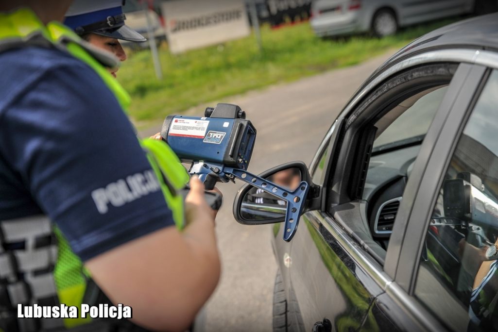 Ograniczenia prędkości w Google Maps mogą uratować kierowcę przed mandatem (fot. Policja)