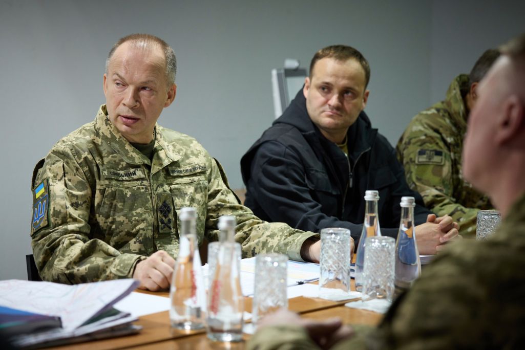 Камандуючы Сухапутнымі войскамі Украіны генерал Аляксандр Сырскі (злева) падчас брыфінгу з прэзідэнтам Уладзімірам Зяленскім падчас візіту на перадавую. Харкаў, Украіна. 3 кастрычніка 2023 года. (Фота: Presidential Press Off / Zuma Press / Forum)