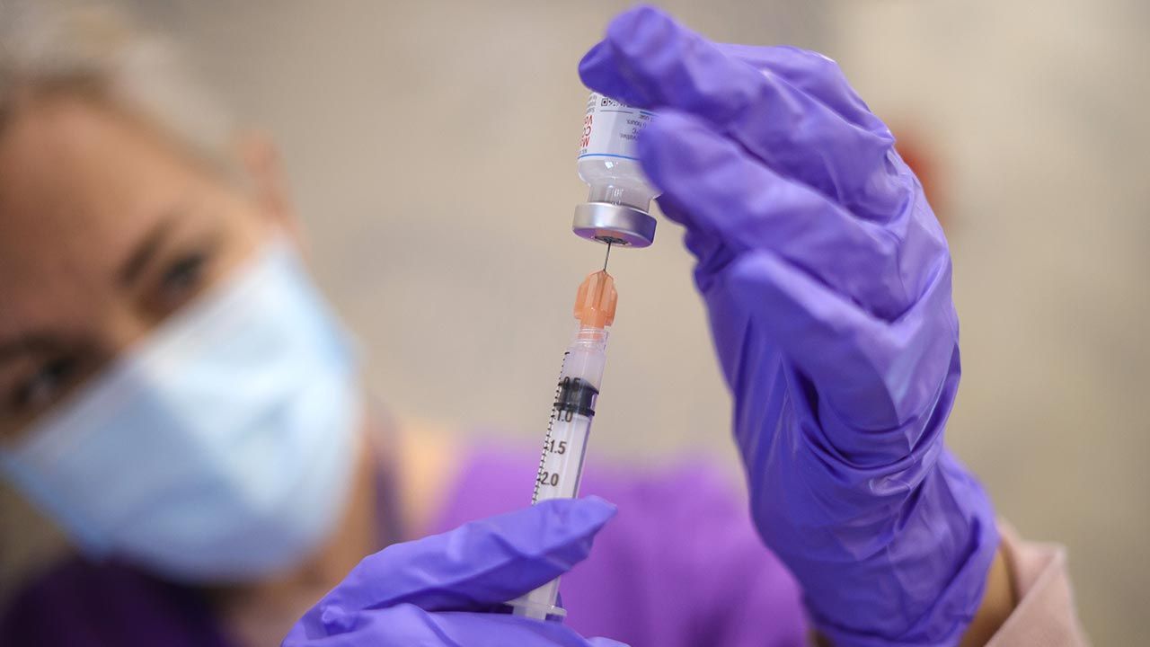 Na osoby zaszczepione nie jest nakładana kwarantanna (fot. Win McNamee/Getty Images)