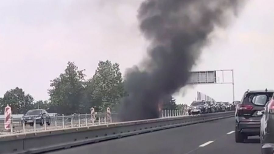 Pożar samochodu na trasie S7 w stronę Warszawy. Auto doszczętnie spłonęło (fot. TVP Info)
