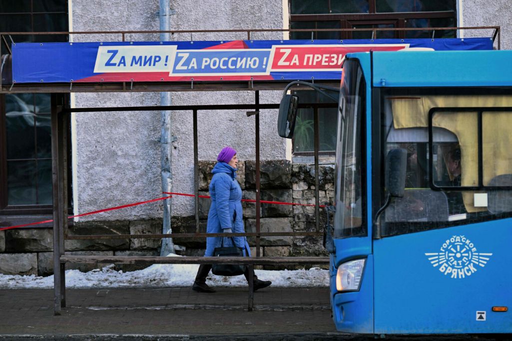 Здымак мае ілюстрацыйны характар. Жанчына праходзіць міма аўтобуснага прыпынку ў Бранску, Расея. 3 сакавіка 2023 года. (Фота: Kirill Kudryavtsev / AFP / East News)