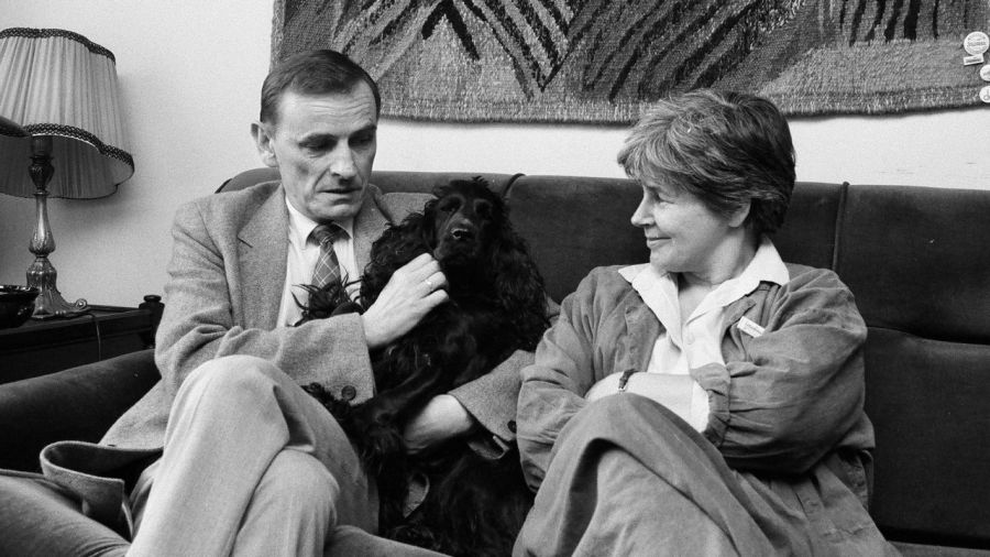 Zofia i Zbigniew Romaszewscy w swoim mieszkaniu w Warszawie w kwietniu 1989 roku. Fot. Erazm Ciolek / Forum