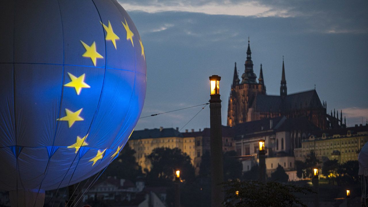 Od lipca stery UE przejmują Czesi (fot. PAP/EPA/MARTIN DIVISEK)