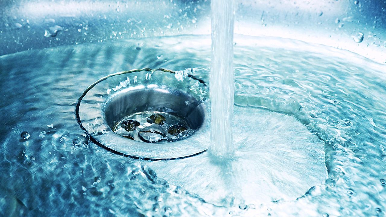 PSSE Mielec zaznaczył, że „woda nie nadaje się do spożycia dla mieszkańców” (fot. Shutterstock/LedyX)