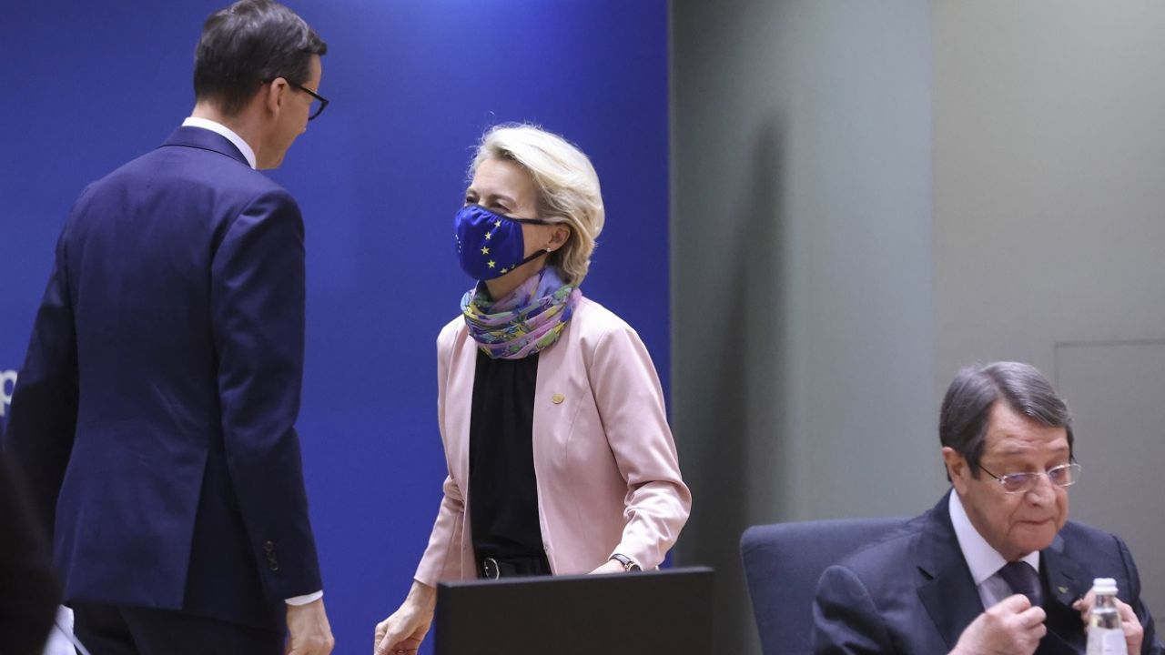Premier Mateusz Morawiecki zwrócił uwagę na manipulacje rynkowe Gazpromu (fot. PAP/EPA/Yves Herman) Premier Mateusz Morawiecki zwrócił uwagę na manipulacje rynkowe Gazpromu (fot. PAP/EPA/Yves Herman)