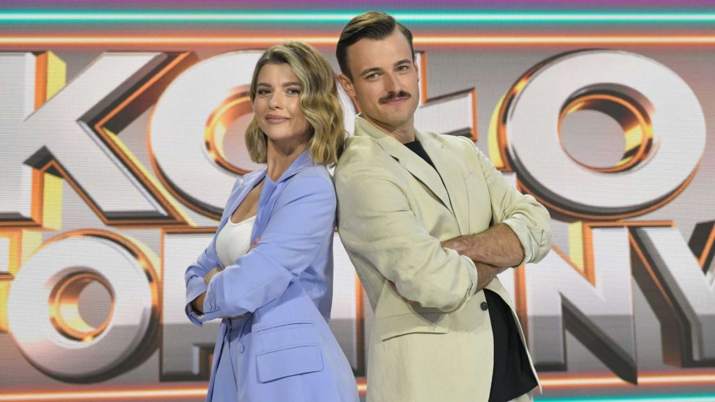 Błażej Stencel, prowadzący teleturniej „Koło fortuny”, ogłosił właśnie szczęśliwą wieść. Fot. Agnieszka Paszynska/TVP