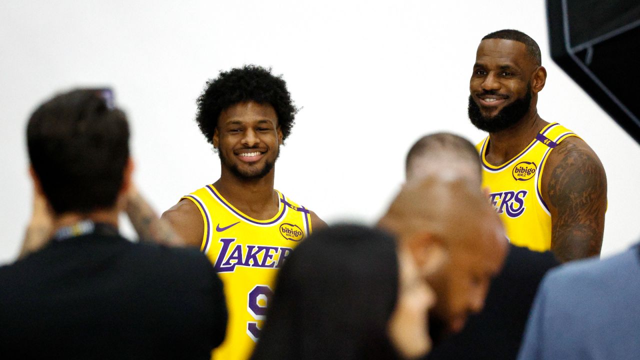 LeBron James z prawej i jego syn (fot. Getty)