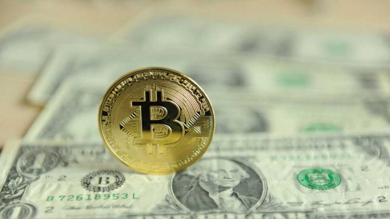 Kurs bitcoina dawno nie był tak niski (fot. Costfoto/Barcroft Media via Getty Images)