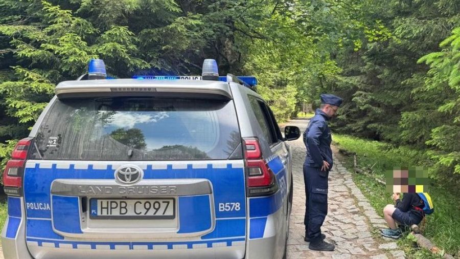 Funkcjonariusze bezpiecznie przekazali chłopca rodzicom w rejonie schroniska „Samotnia”  (fot. KMP Jelenia Góra)