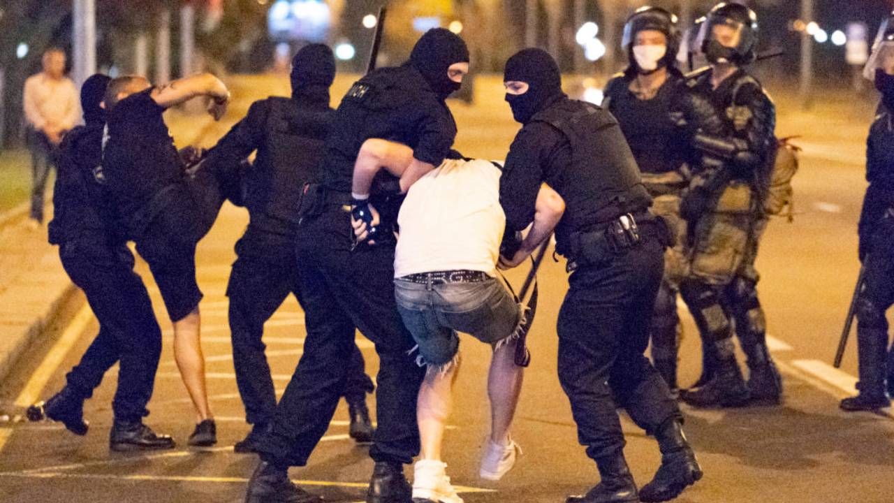 Wymienił liczbę około 50 osób rannych podczas nocnych protestów i około 30 poszkodowanych milicjantów (fot. Celestino Arce/NurPhoto via Getty Images) Wymienił liczbę około 50 osób rannych podczas nocnych protestów i około 30 poszkodowanych milicjantów (fot. Celestino Arce/NurPhoto via Getty Images)