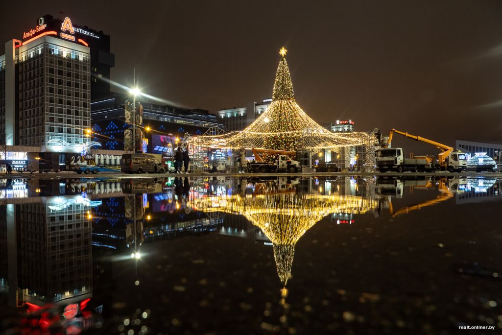 Зорка на каляднай ялінцы ў Менску. (Фота: realt.onliner.by)