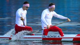 Marcin Grzybowski (fot. Getty Images) Na zdjęciu widzimy Marcina Grzybowskiego podczas treningu na wodzie wraz z partnerem z kadry narodowej kanadyjkarzy. Obaj sportowcy ubrani są w stroje reprezentacji Polski i intensywnie wiosłują prezentując zgranie oraz doskonałe przygotowanie fizyczne. Grzybowski, obecnie trener kadry, wielokrotnie podkreślał, że do roli szkoleniowca był mentalnie i sportowo przygotowany – lata spędzone na zawodniczych trasach dały mu praktyczne doświadczenie, które dziś wykorzystuje w pracy z młodymi adeptami kajakarstwa.
