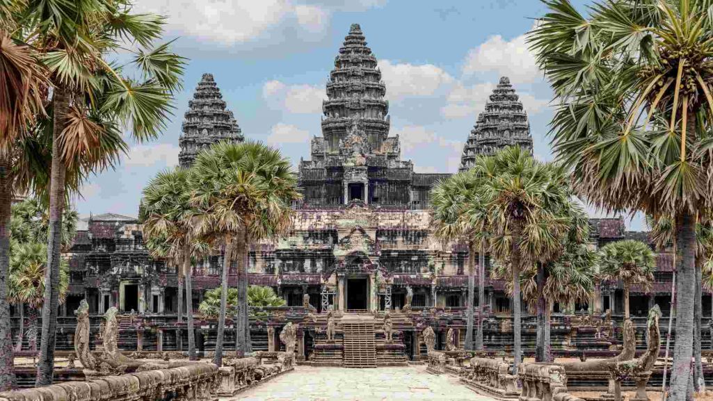 Angkor Wat, czyli najwspanialsza ze świątyń w najokazalszym kompleksie świątynnym. Angkor, Kambodża. Fot. Mirco Gabriel/ Shutterstock