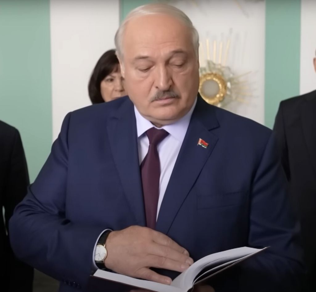 Аляксандр Лукашэнка падчас наведвання БДУ гартае падручнік «Гісторыя беларускай дзяржаўнасці». Скрыншот з відэа: БелТА