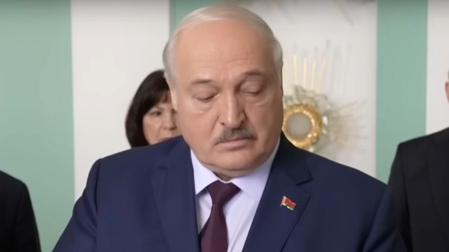 Аляксандр Лукашэнка падчас наведвання БДУ гартае падручнік «Гісторыя беларускай дзяржаўнасці». Скрыншот з відэа: БелТА