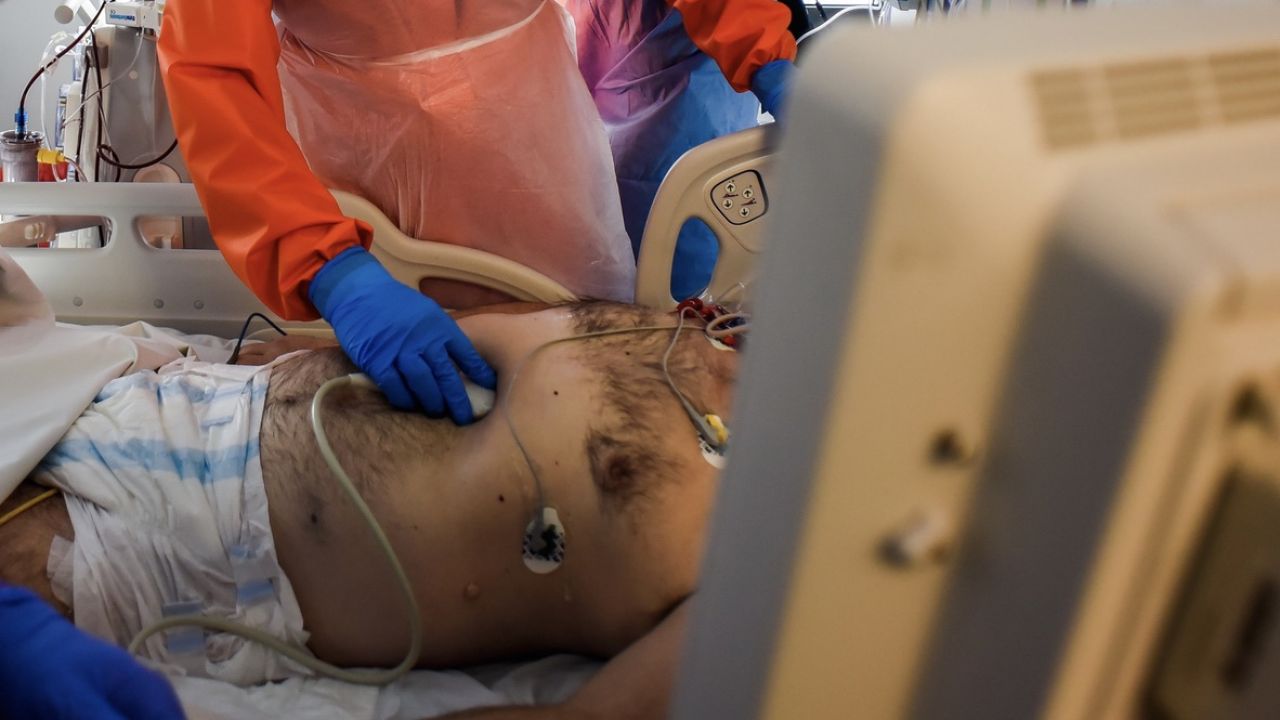Pacjent to około 50-letni ratownik medyczny (fot. Omar Marques/Getty Images, zdjęcie ilustracyjne)