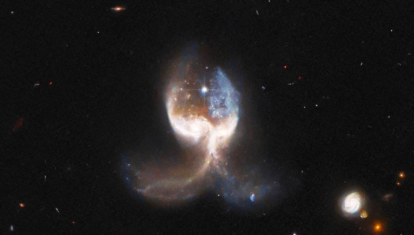 NASA i ESA zaprezentowały zdjęcie zderzających się galaktyk (fot. NASA)