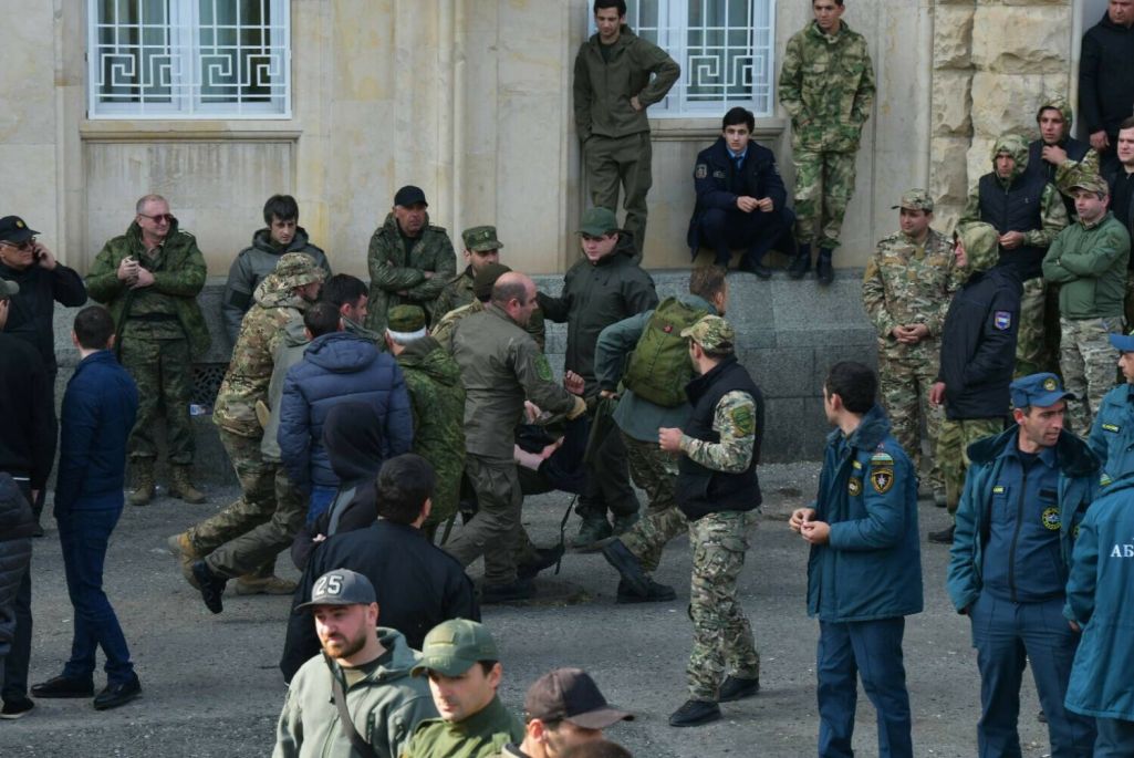 Сутыкненні дэманстрантаў і сілавікоў каля будынка парламента Абхазіі падчас акцыі пратэсту апазіцыі супраць інвестыцыйнай здзелкі з Расеяй каля будынка парламента ў Сухуме, Абхазія. 15 лістапада 2024 года. Фота: IMAGO / RIA Novosti / Imago Stock and People / East News