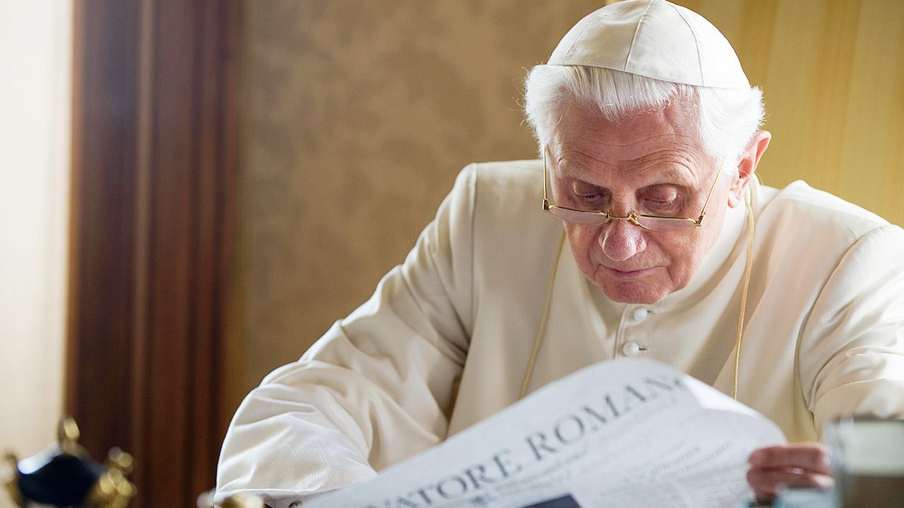Papież senior nadal ma siłę śledzić informacje ze świata (fot. L'Osservatore Romano - Vatican Pool via Getty Images) Papież senior nadal ma siłę śledzić informacje ze świata (fot. L'Osservatore Romano - Vatican Pool via Getty Images)