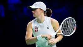 Iga Świątek w barwach reprezentacji Polski (fot. Getty Images) Na zdjęciu Iga Świątek w dynamicznej akcji podczas meczu, skoncentrowana i gotowa do uderzenia. Ubrana w biały strój z emblematem Polski i logotypem Infosys, symbolizuje siłę i determinację polskiej reprezentacji, która już wkrótce zagra w Billie Jean King Cup w Arenie Gorzów (fot. Getty Images)