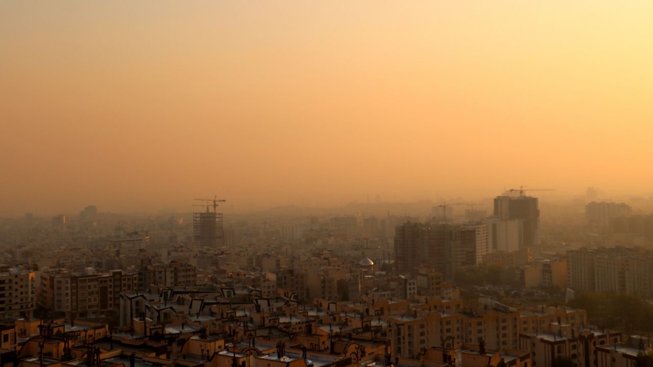 Z Teheranu nie widać pobliskiego pasma Elburs (fot. Muhammet Kursun/Anadolu Agency via Getty Images)