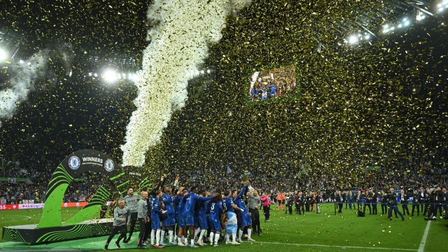 Piłkarze Chelsea FC Londyn podczas dekoracji po wygranym meczu finałowym Ligi Konferencji z Realem Betis Sewilla (fot.  PAP/Jakub Kaczmarczyk)