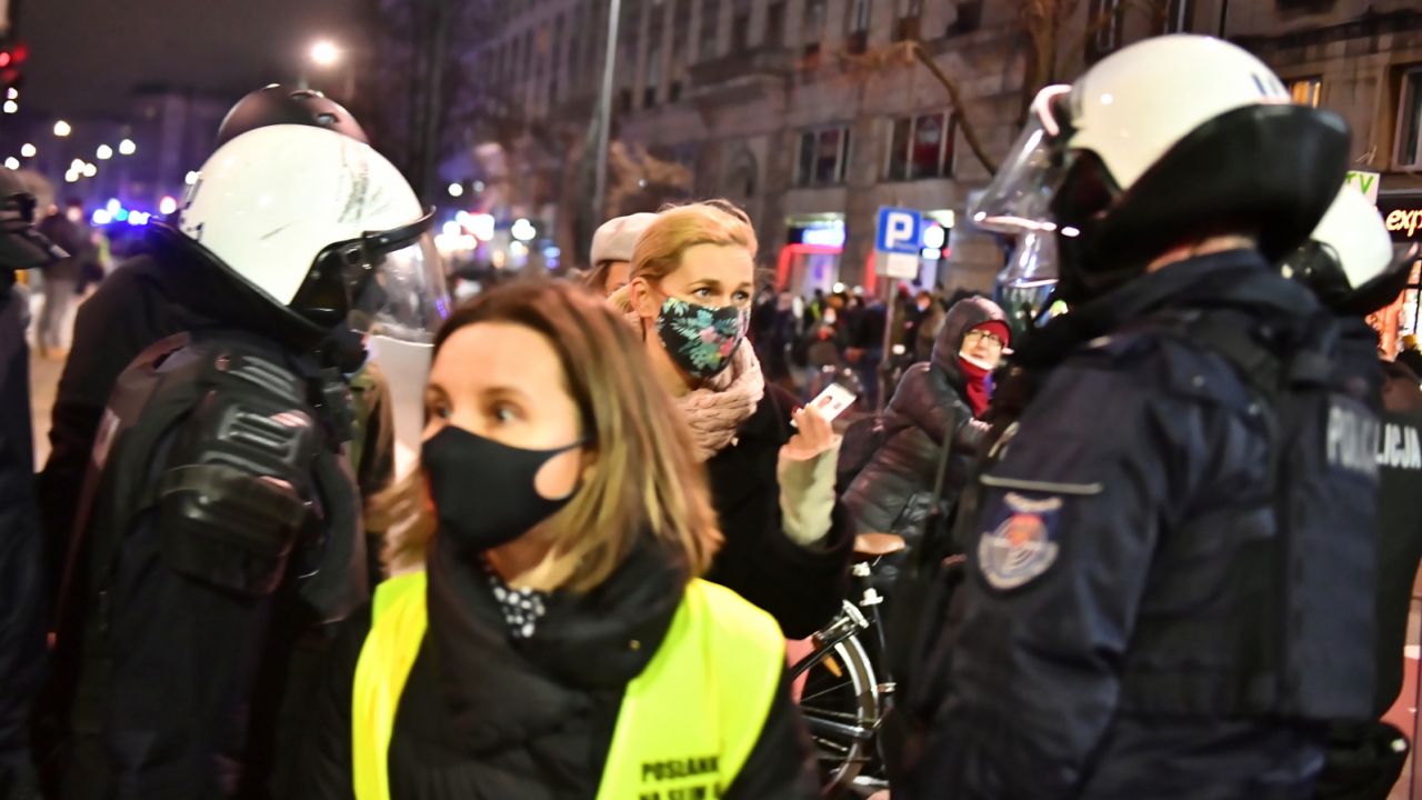 Policja podczas demonstracji Strajku Kobiet w Warszawie (fot. PAP/Andrzej Lange)