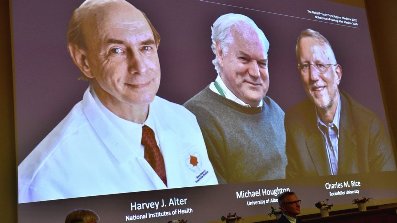Nobel z fizjologii i medycyny 2020 trafił do Harveya J. Altera, Michaela Houghtona i Charlesa M. Rice'a (fot. PAP/EPA)