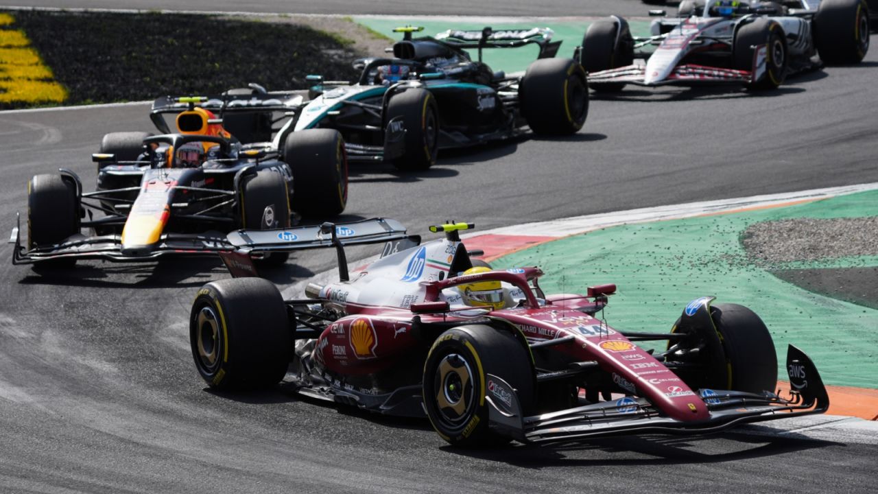 Lewis Hamilton w tym sezonie jeszcze nie stanął na podium (fot. Getty).