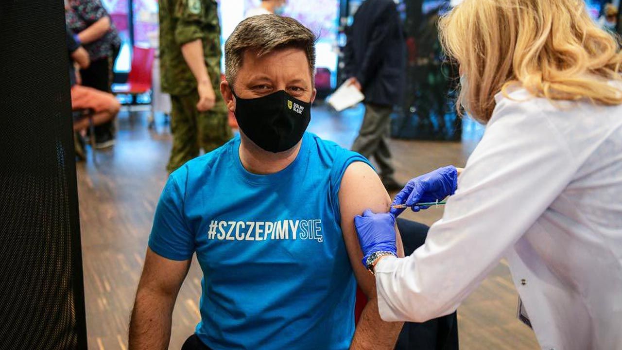 Dworczyk przyjął pierwszą dawkę (fot. Twitter/Michał Dworczyk) Dworczyk przyjął pierwszą dawkę (fot. Twitter/Michał Dworczyk)