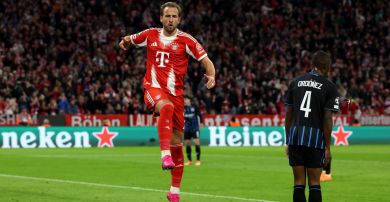 Harry Kane (fot. Getty Images) Piłkarz Bayernu Monachium Harry Kane świętuje zdobycie bramki w meczu Ligi Mistrzów przeciwko Club Brugge, skacząc w geście radości na tle kibiców.