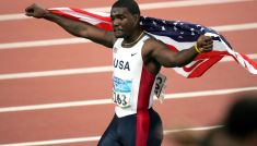 Justin Gatlin triumfujący w biegu na 100 metrów w Atenach (fot. Getty)