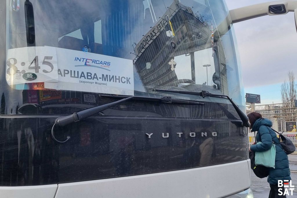 Аўтобус «Intercars» на вакзале Варшава-Заходняя. Варшава, Польшча. 8 студзеня 2025 года. Фота: Белсат