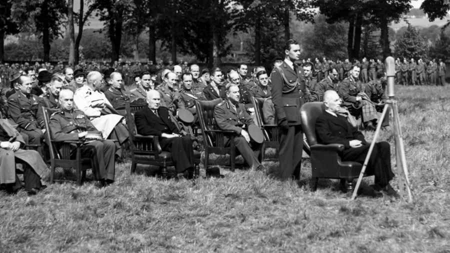 Msza polowa, 1944 rok. Z przodu wysunięty prezydent RP Władysław Raczkiewicz. W pierwszym rzędzie od lewej: gen. Kazimierz Sosnkowski, wicepremier Jan Kwapiński. W drugim rzędzie od lewej: gen. Mateusz Iżycki, gen. Stefan Dembiński. Widoczny także m.in.: gen. Mieczysław Boruta-Spiechowicz. Fot. NAC