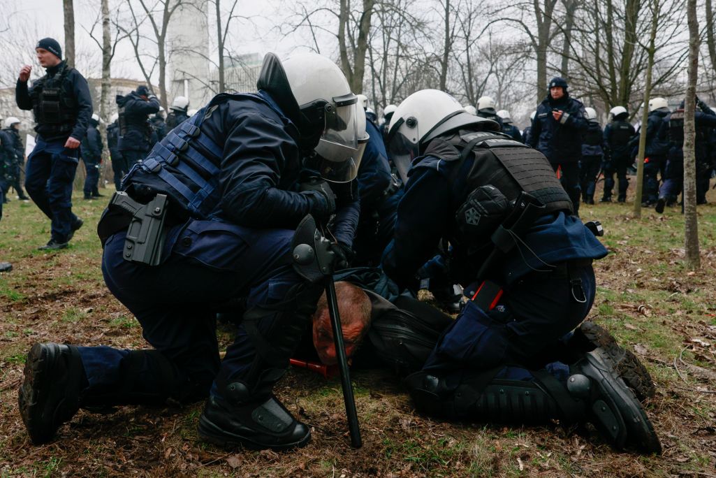 Супрацоўнікі паліцыі затрымліваюць удзельніка ўсеагульнай забастоўкі фермераў. (Фота: Jacek Szydlowski / Forum)