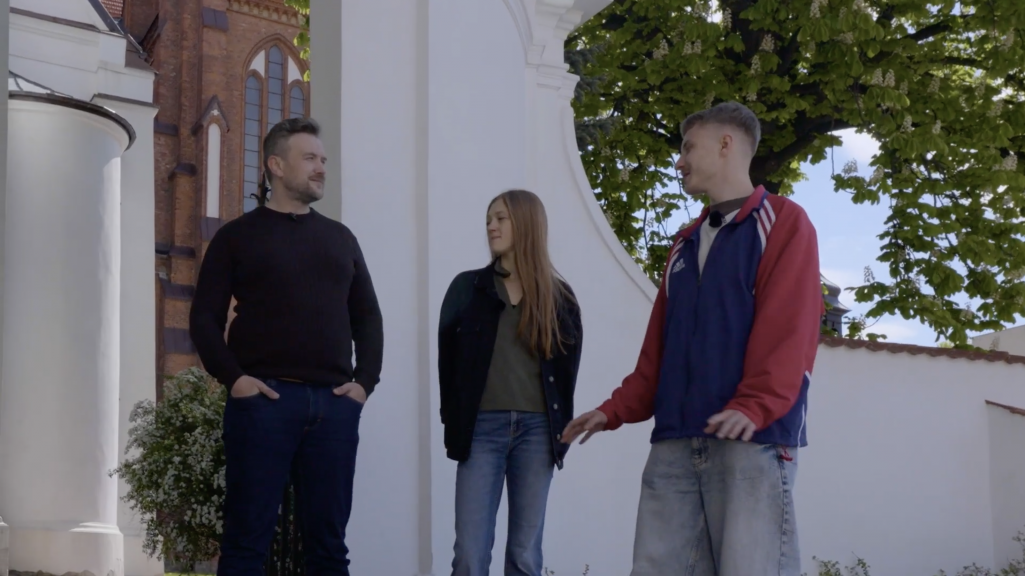 Вядоўцы праекту Зміцер Косцін, Аня Бяляўская, Дзёня Мандзік падчас здымак першага эпізоду. Скрыншот відэа. Крыніца: Белсат