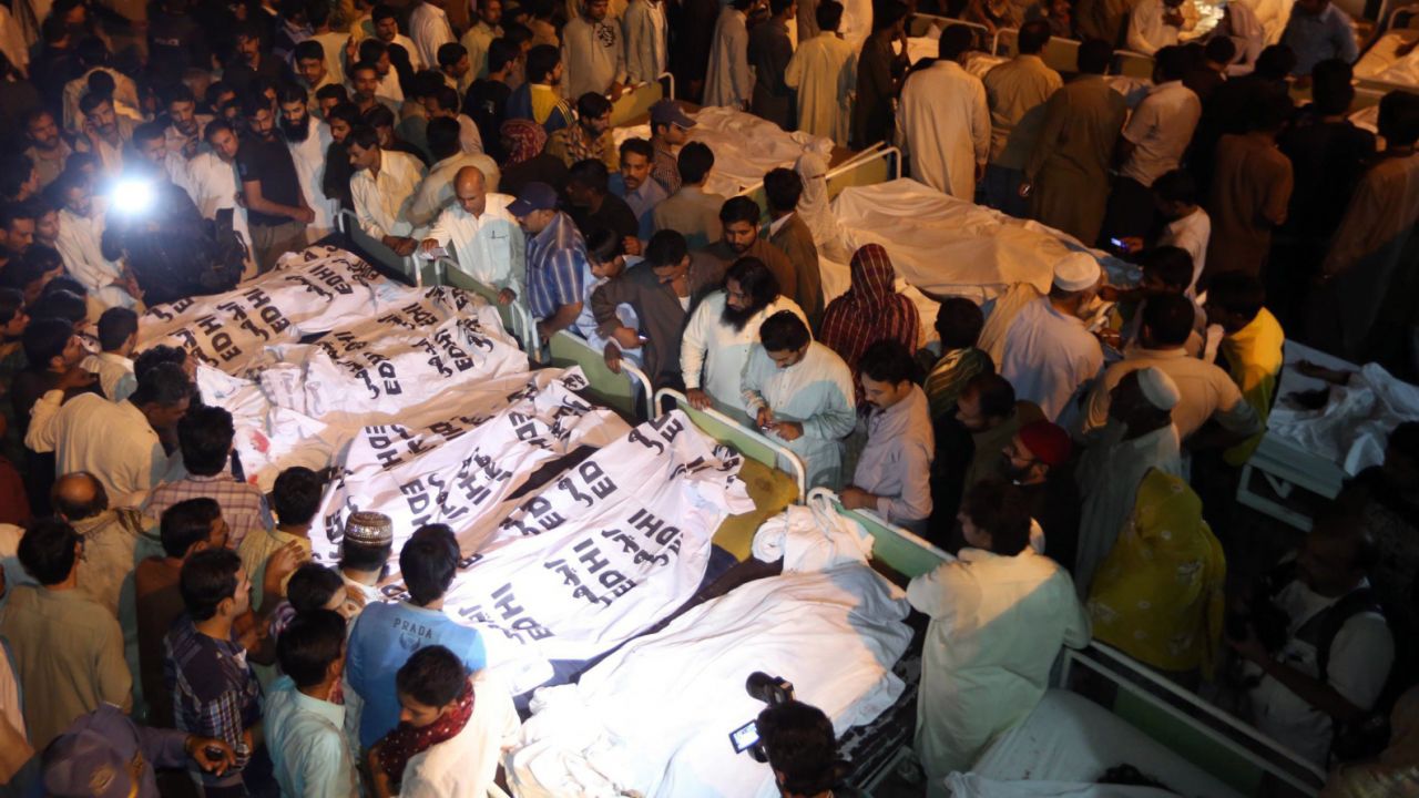 Wśród ofiar zamachu w Pakistanie są kobiety i dzieci (fot. PAP/EPA/RAHAT DAR)
