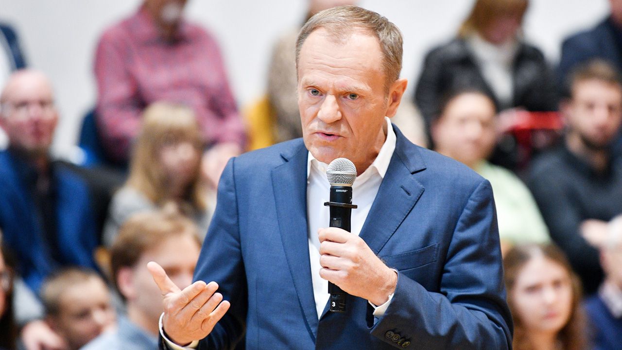 Donald Tusk w Sandomierzu mówił, że oczekuje „pisowskiej kapitulacji” (fot. PAP/Piotr Polak)