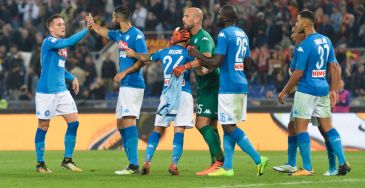 Pepe Reina (Ś) w Napoli w 2017 roku (fot. Getty)