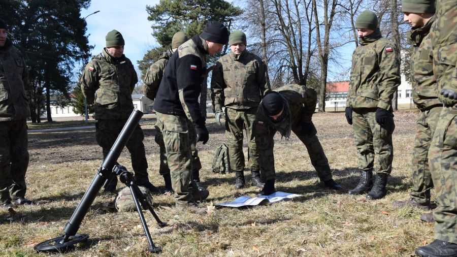 Szkolenia specjalistyczne Terytorialsów. Uczyli się obsługi moździerza i granatników - fot. WOT