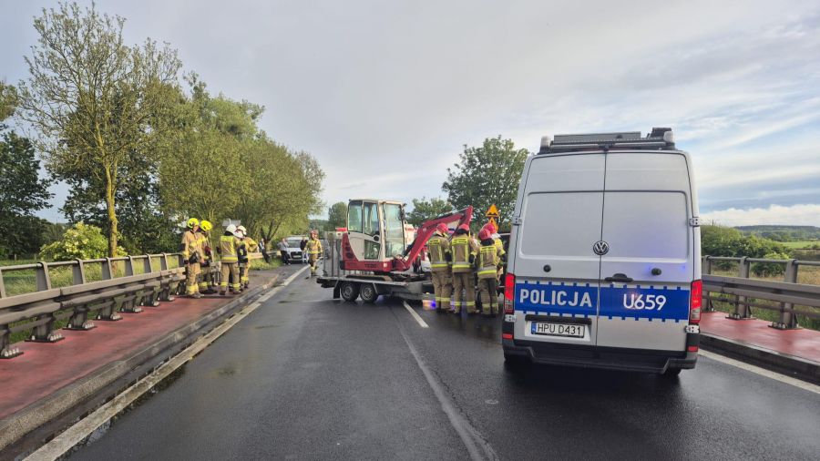 Ujście: wypadek na DK11, 14-letni rowerzysta trafił do szpitala (fot. KPP Piła)